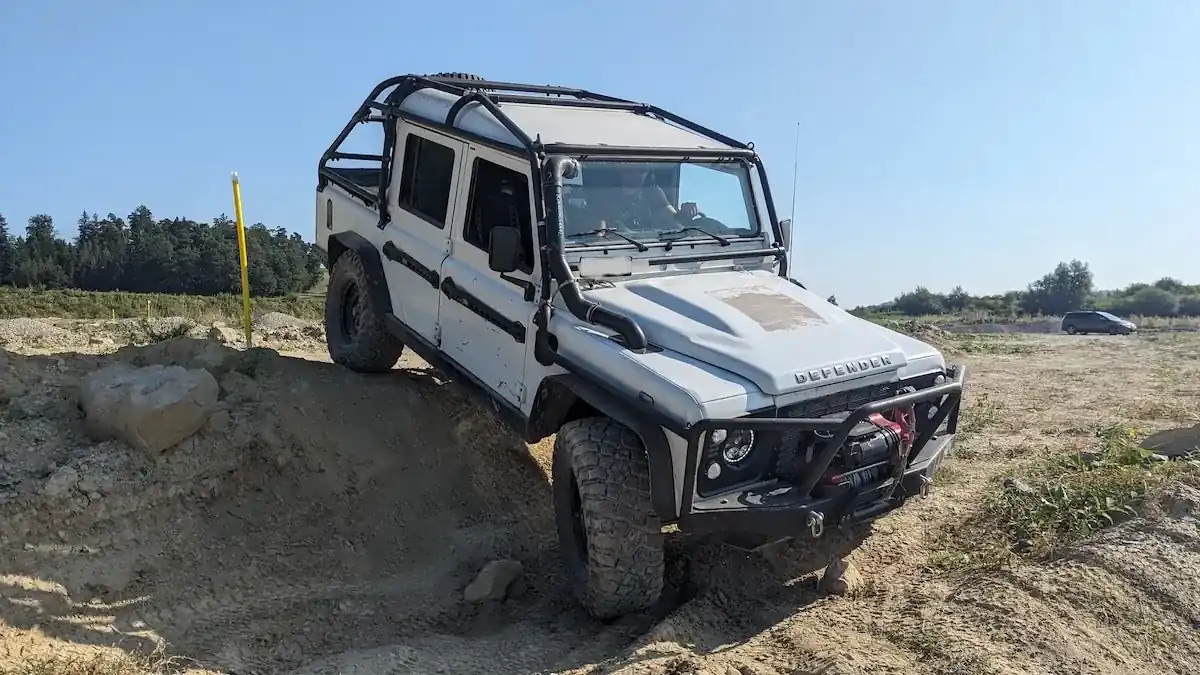 Extreme Verschränkung beim Offroad-Trial